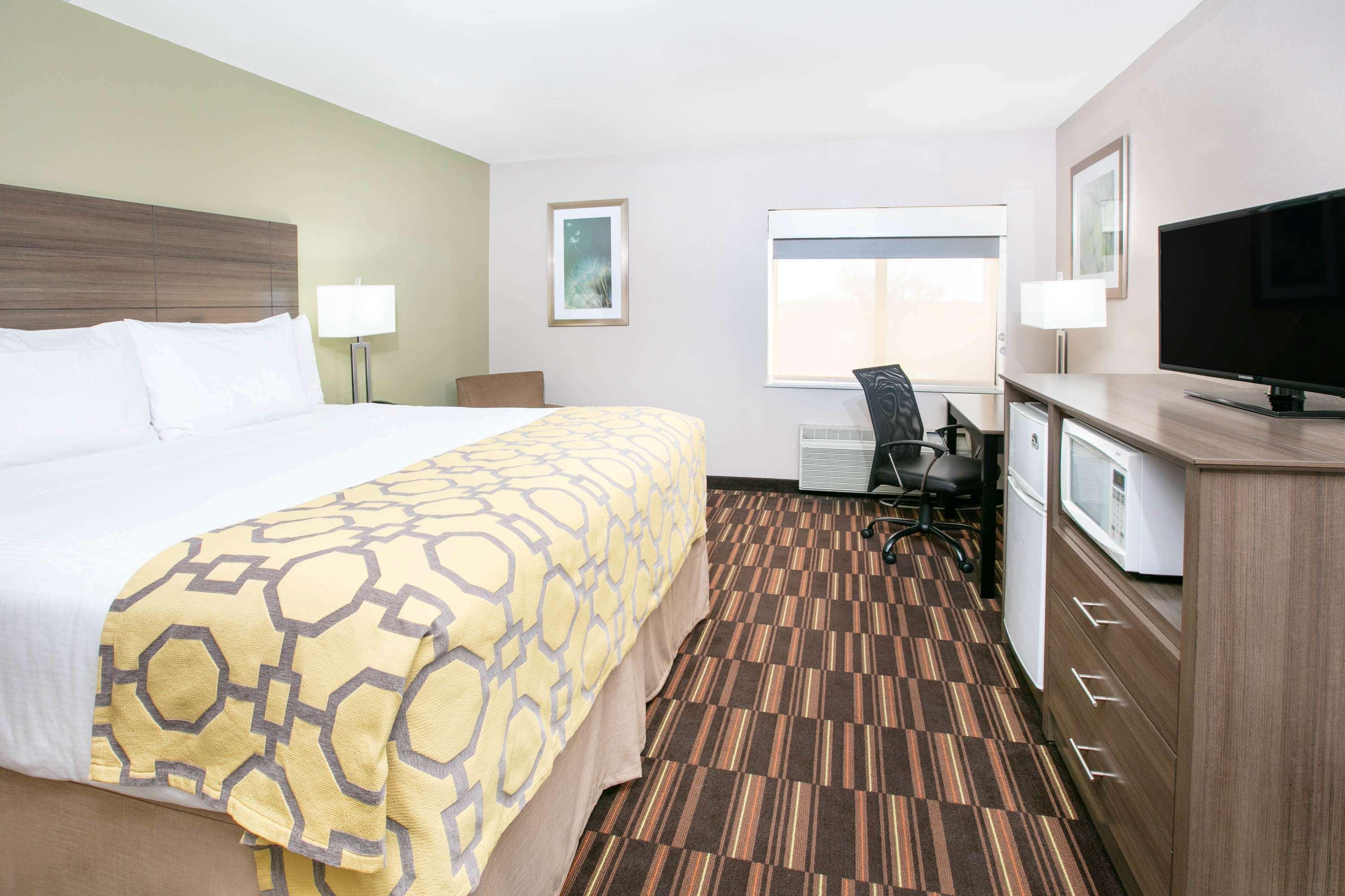 Baymont By Wyndham Plano Hotel Exterior photo