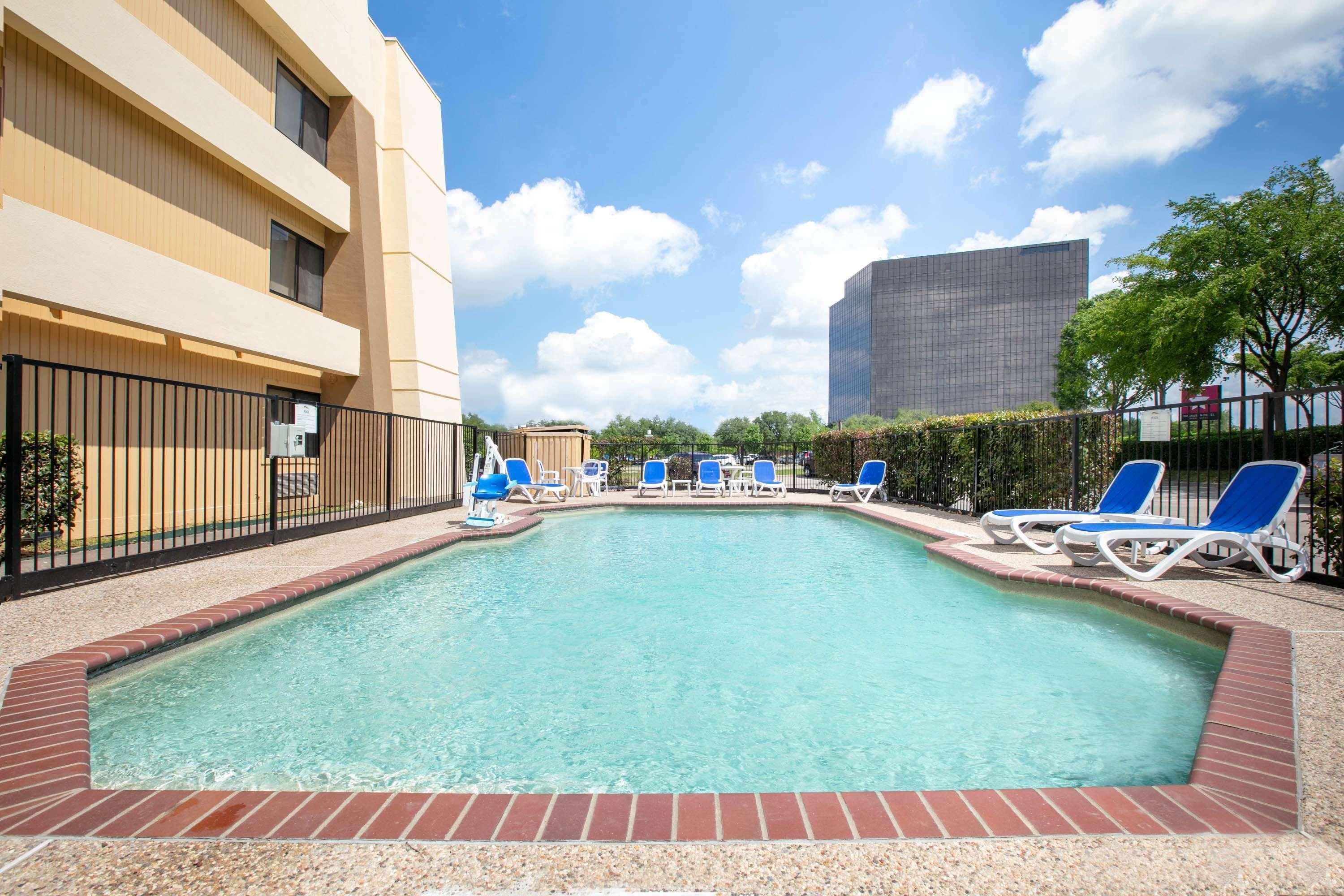 Baymont By Wyndham Plano Hotel Exterior photo