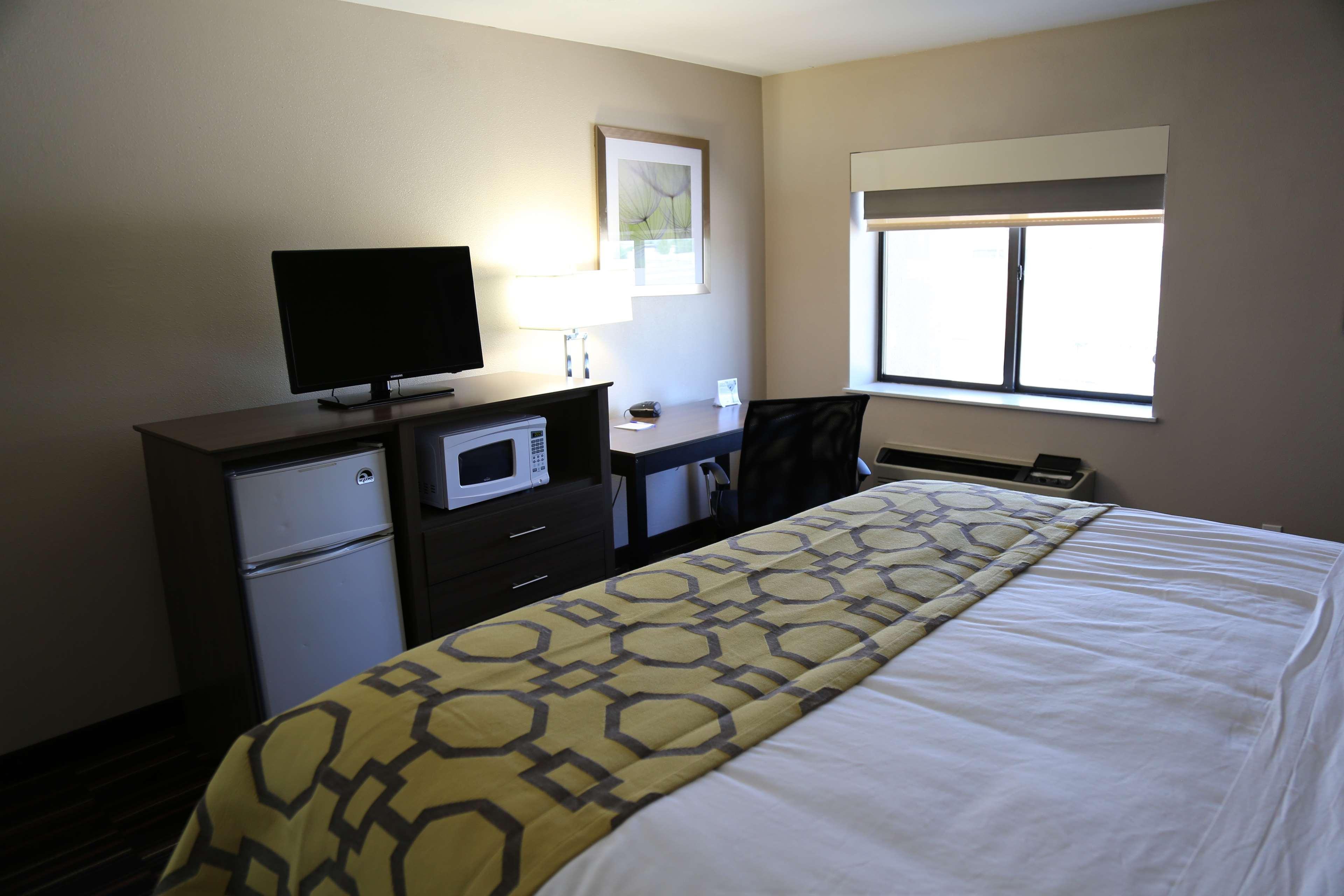 Baymont By Wyndham Plano Hotel Exterior photo