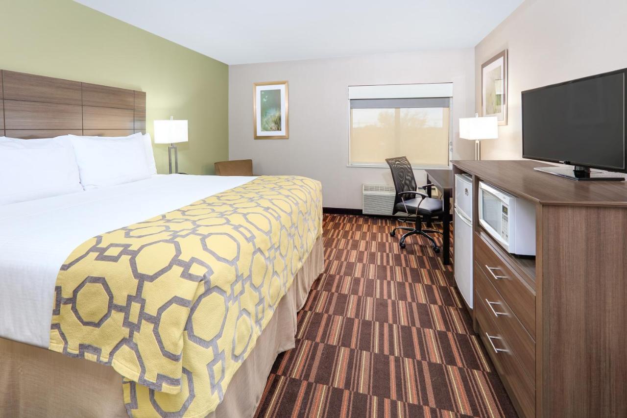 Baymont By Wyndham Plano Hotel Exterior photo