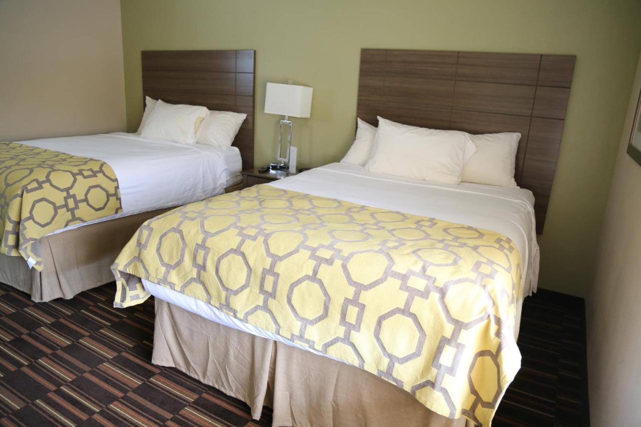 Baymont By Wyndham Plano Hotel Exterior photo