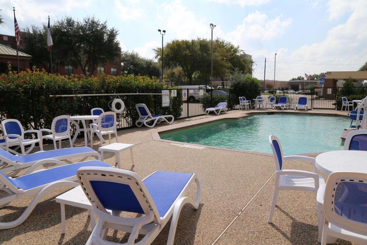 Baymont By Wyndham Plano Hotel Exterior photo