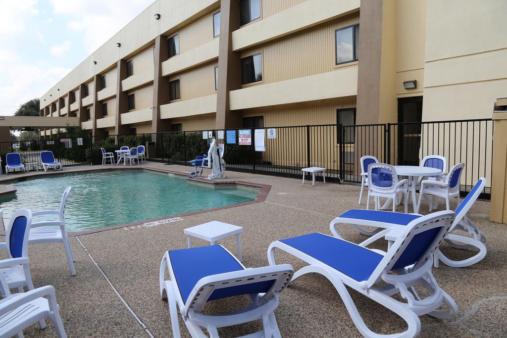 Baymont By Wyndham Plano Hotel Exterior photo