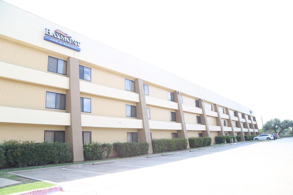 Baymont By Wyndham Plano Hotel Exterior photo
