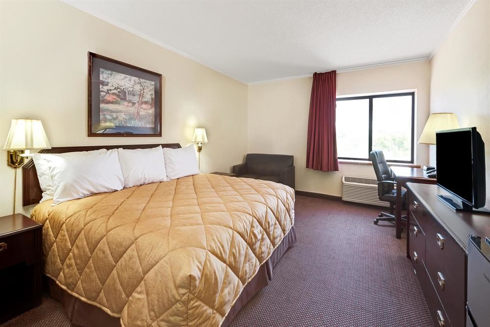 Baymont By Wyndham Plano Hotel Exterior photo