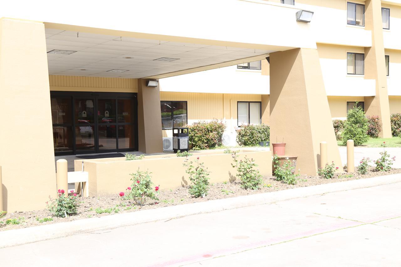 Baymont By Wyndham Plano Hotel Exterior photo